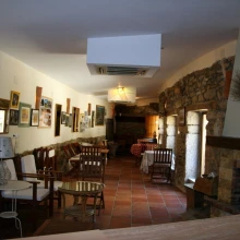 La Casa del Gallo. Almeida de Sayago. Zamora. salón grande y bar clientes